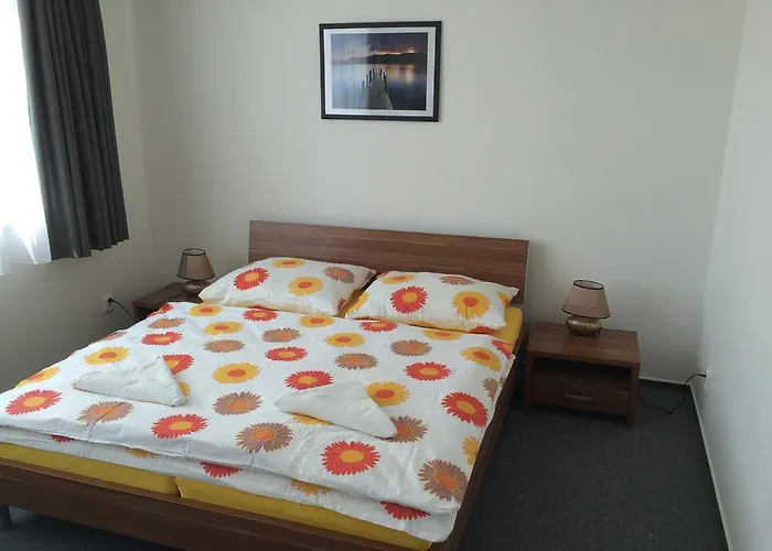 Marcus - Rodinny Relax 200 M Od Penzionu Kometa, U Jezera S Grilem A Sdilenou Kuchyni